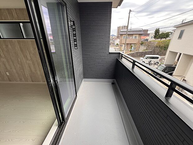 【バルコニー】7帖の洋室から出入り可能なバルコニー