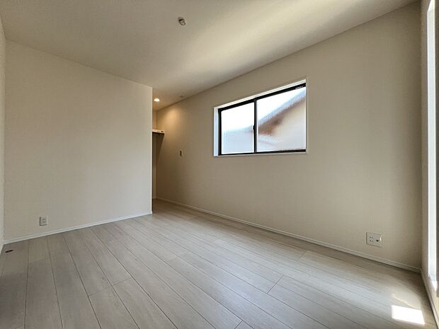 【洋室】洋室6帖　二面採光の明るいお部屋