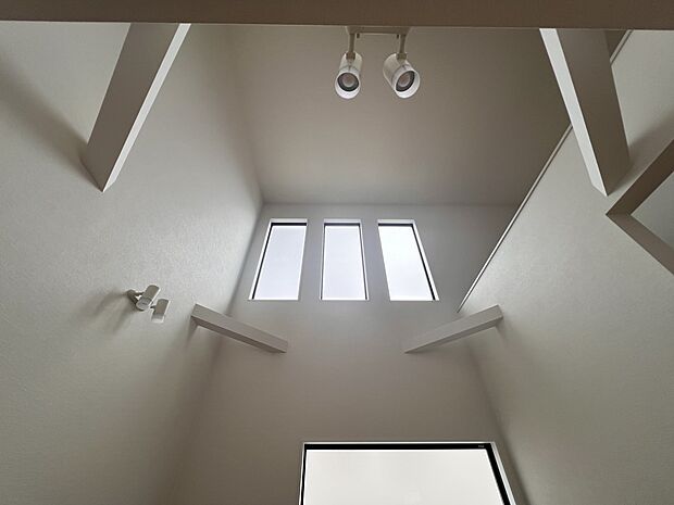 【リビング】リビング上部は吹抜仕様!開放感・高級感を演出します(1号棟)