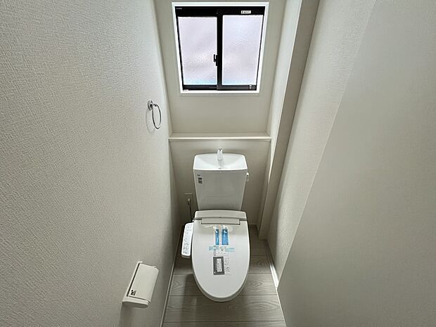 【トイレ】トイレは各階にご用意。ウォシュレット機能付き