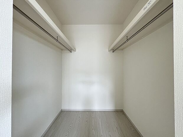 【ウォークインクローゼット】ハンガーパイプ付きのウォークインクローゼット(3号棟)