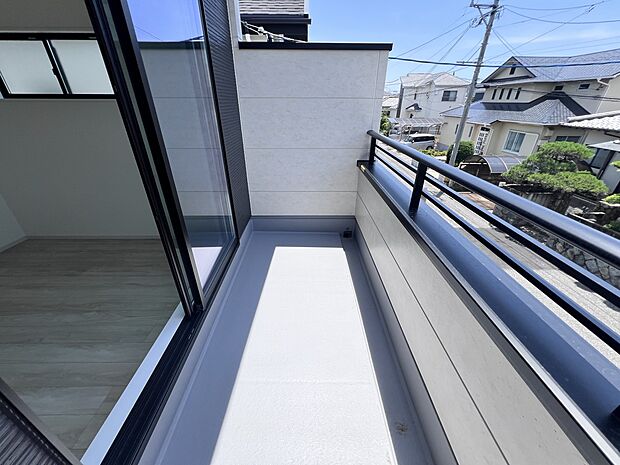 【同仕様写真(その他内観)】南東向きのバルコニーは陽当たり良好です(同仕様)