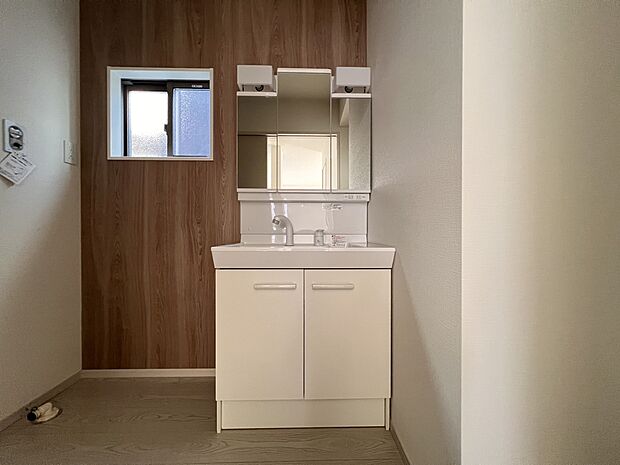 【洗面台・洗面所】三面鏡仕様の洗面化粧台(1号棟)
