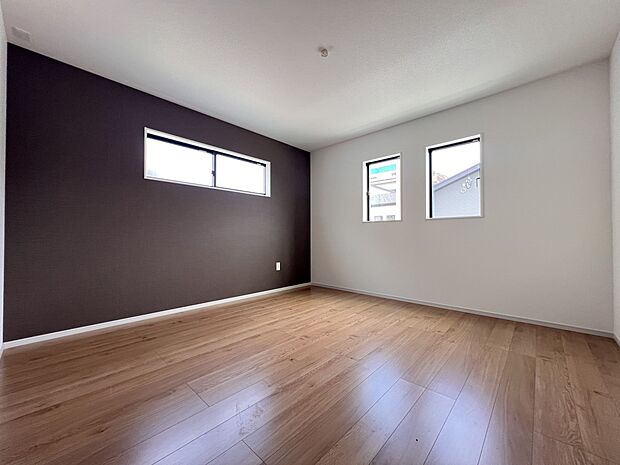 【洋室】8.5帖の洋室 アクセントクロスがお洒落な空間を演出(2号棟)