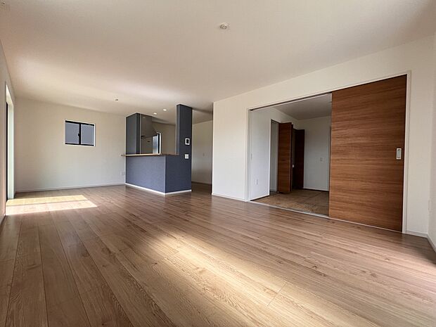 【リビング】家族団らんにピッタリの明るいリビング 是非現地でご体感ください(2号棟)