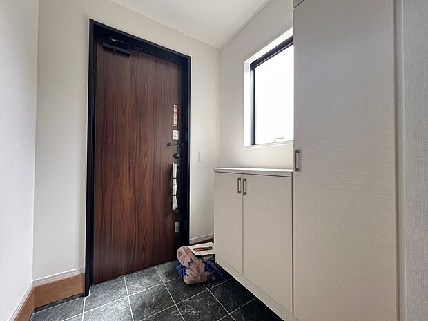 【玄関】シューズボックス付きの明るい玄関(2号棟)