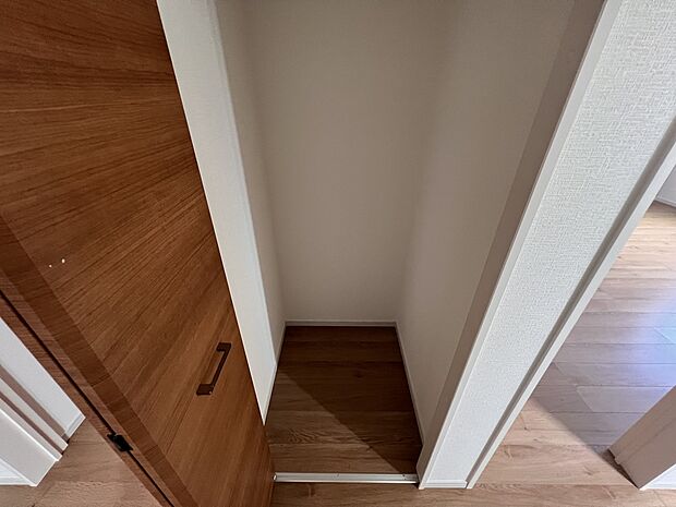 【収納】1階ホールには収納スペースを2ヶ所にご用意いたします(2号棟)