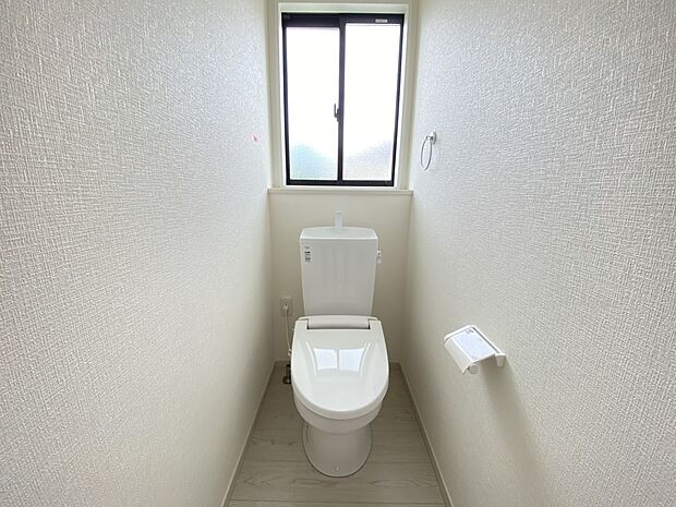 【その他内観】トイレは各階にご用意。ウォシュレット機能付き(1号棟同仕様)