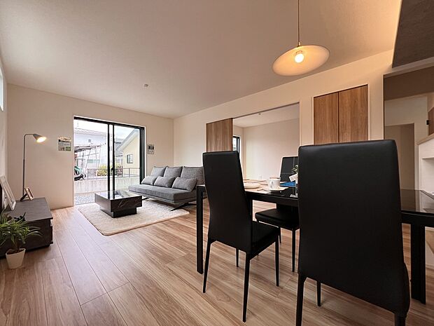 【リビング】LDK17.5帖　南向きの明るい空間に仕上がりました(2号棟)