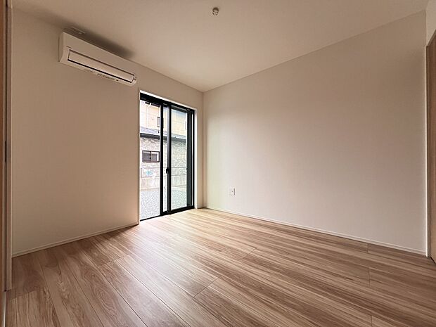 【洋室】1階洋室5.2帖　リビング続き間のお部屋　エアコン標準装備です(2号棟)