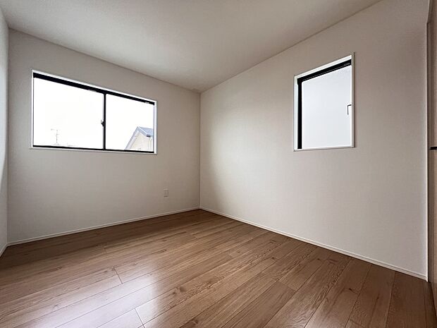 【洋室】洋室5.7帖　お子さまの居室にちょうど良い広さです(2号棟)