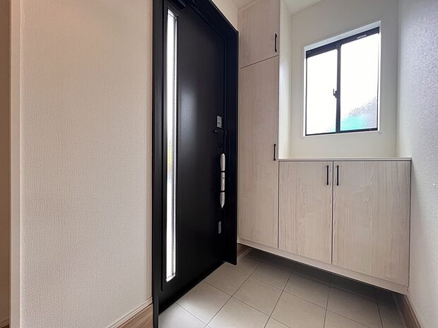 【玄関】シューズボックス付きの明るい玄関(2号棟)