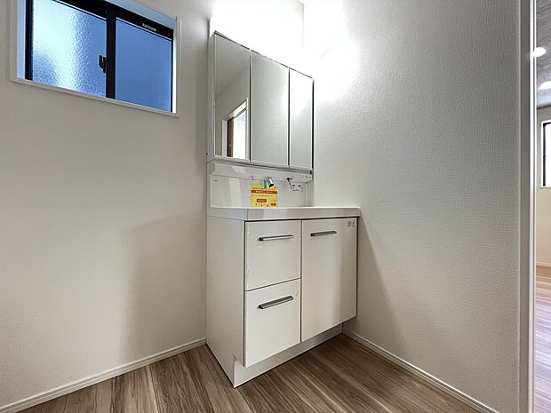 【洗面台・洗面所】三面鏡仕様の洗面化粧台(1号棟)