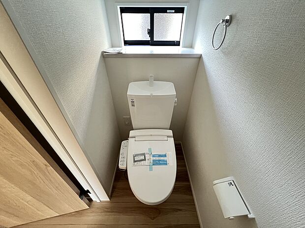 【トイレ】トイレは各階にご用意。ウォシュレット機能付き(1号棟)
