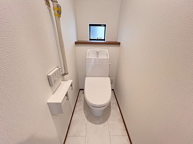 【トイレ】トイレは各階にご用意。ウォシュレット機能付き(A号棟)