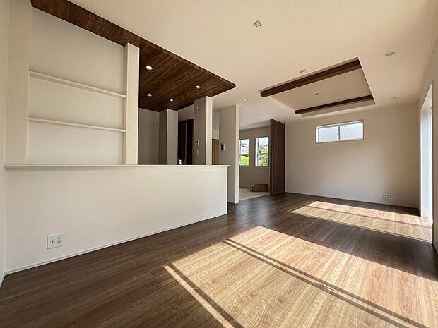 【リビング】LDK21.25帖 南向きの掃き出し窓から豊かな自然光を取り込みます(1号棟)