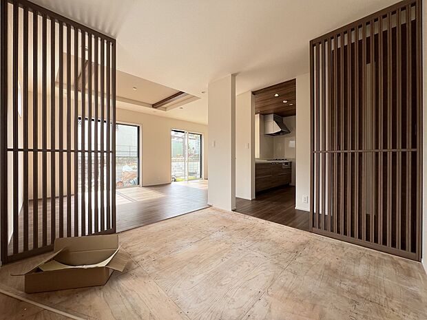 【リビング】タタミコーナー4.5帖 格子間仕切りがモダンな雰囲気を演出します(1号棟)