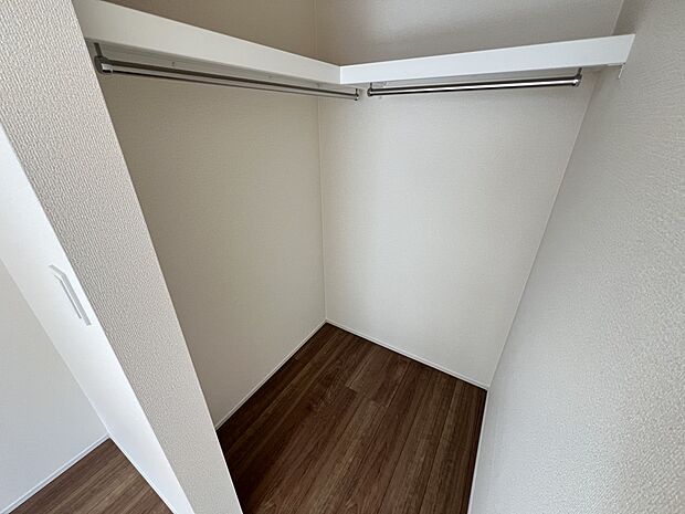 【ウォークインクローゼット】ハンガーパイプ付きのウォークインクローゼット(1号棟)