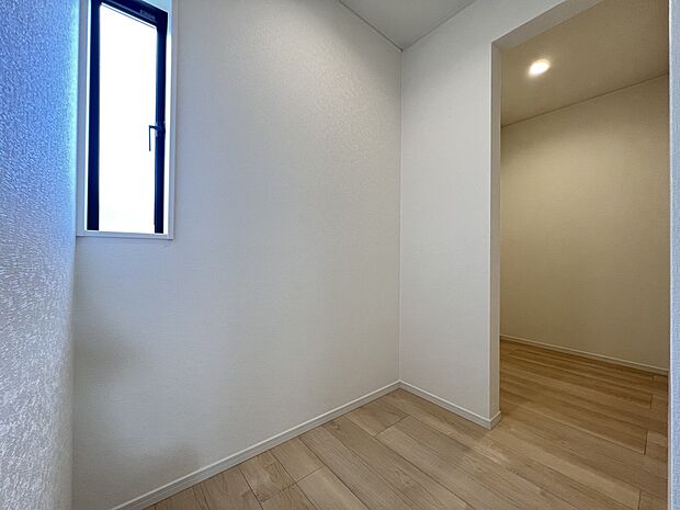 【その他内観】キッチン背面のユーティリティスペース、パントリー(1号棟)