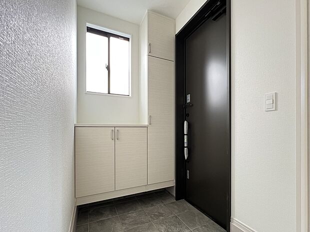 【同仕様写真(その他内観)】シューズボックス付きの玄関