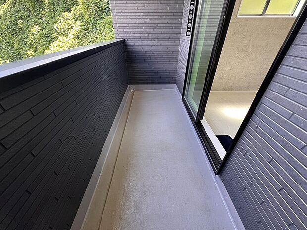 【バルコニー】7.7帖の洋室から出入り可能なバルコニー　陽当り・眺望良好です