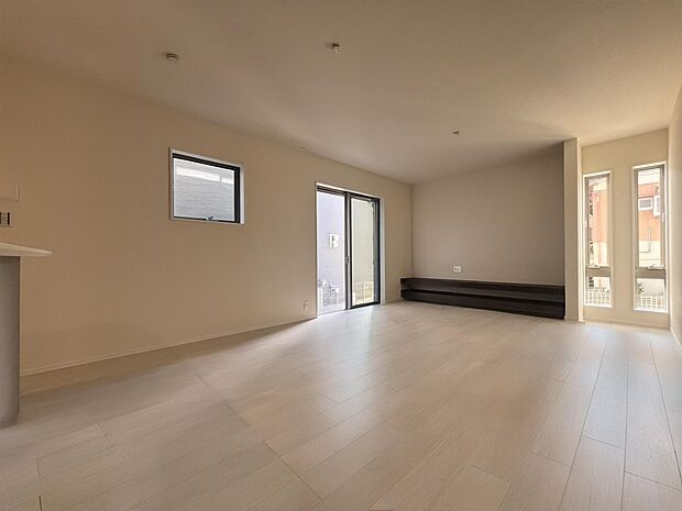 【リビング】LDK17帖　テレビ台としても重宝するカウンターが標準装備です！(1号棟)