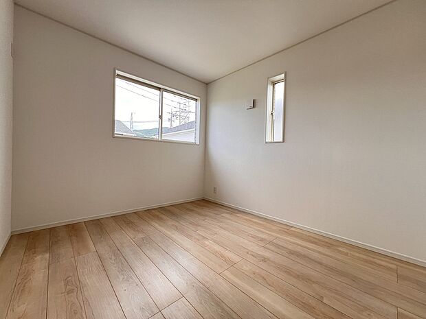 【洋室】洋室5.7帖　2階の居室は全室二面採光、収納完備！