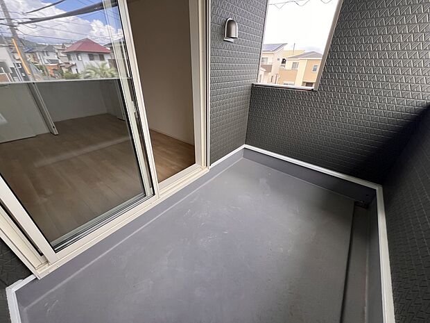 【バルコニー】インナータイプのバルコニーは突然の雨でも安心です