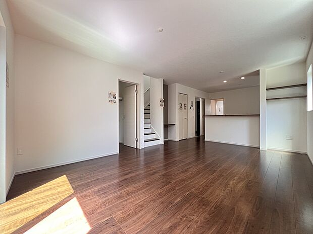 【リビング】LDK18.1帖 広めのリビングは家族団らんにピッタリの空間です