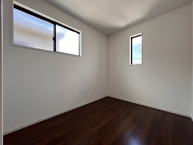 【洋室】洋室4.5帖 居室としてはもちろん、収納部屋としても重宝します