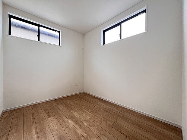 【洋室】洋室5.2帖 2面採光の明るい居室です(2号棟)