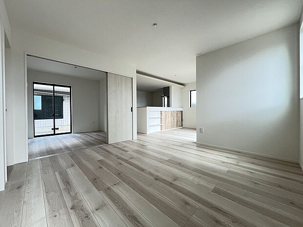 【リビング】LDK16.4帖　続き間の洋室を開放すると20帖以上の大空間に！