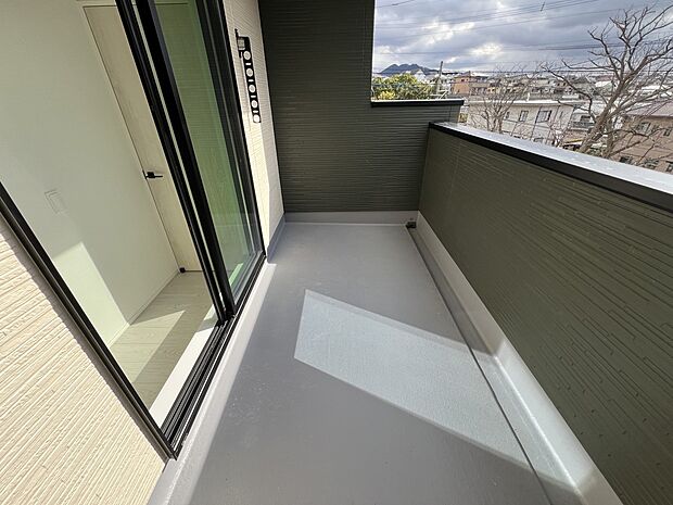 【バルコニー】2階ホールから出入り可能なバルコニー　南西向きで陽当たり良好です