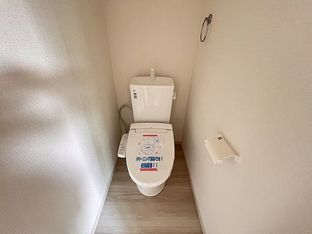 【トイレ】トイレは各階にご用意。ウォシュレット機能付き