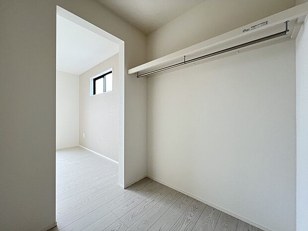 【収納】ウォークインクローゼットはシーズン外の家電や衣類も沢山収納できるので助かりますね