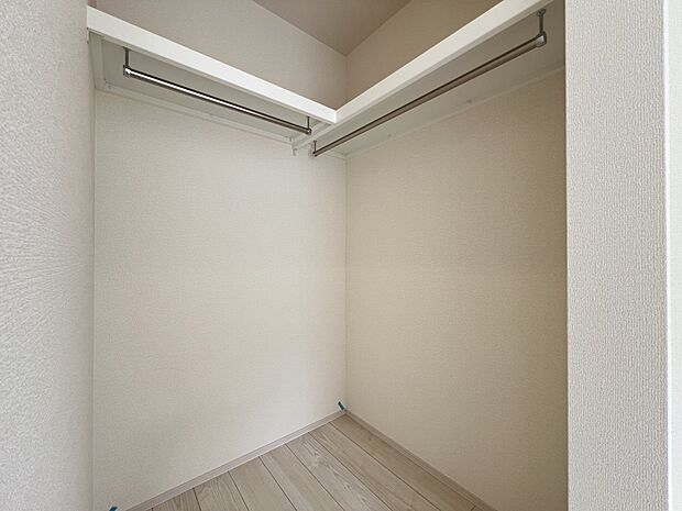 【同仕様写真(その他内観)】ウォークインクローゼット収納付（同仕様）