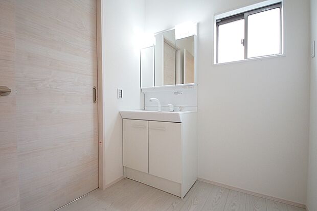 【同仕様写真(その他内観)】三面鏡仕様の洗面化粧台（2号棟同仕様）