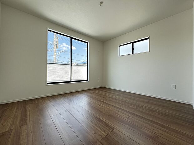 【同仕様写真(その他内観)】洋室8.2帖　WIC、バルコニー付きの3階に位置するお部屋です(1号棟同仕様)