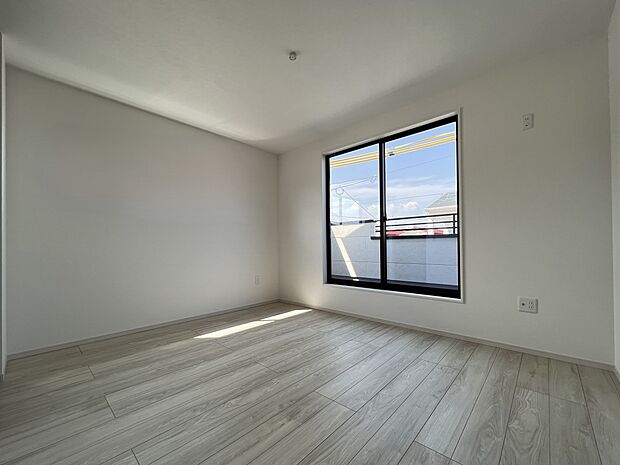 【同仕様写真(その他内観)】洋室8.3帖　南向き2面採光仕様の明るいお部屋です(2号棟同仕様)