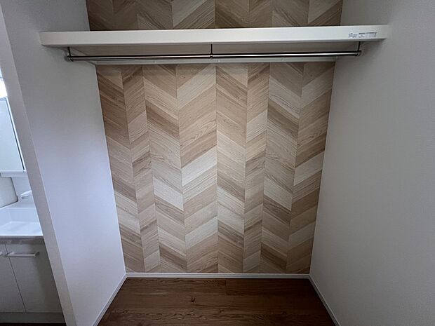 【同仕様写真(その他内観)】洗面所横にもウォークインクローゼットをご用意しております(同仕様)