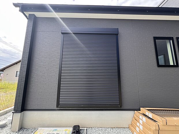 【防犯設備】外観を損なわないシンプルなデザインのシャッター。防犯や台風対策に効果的です(同仕様)