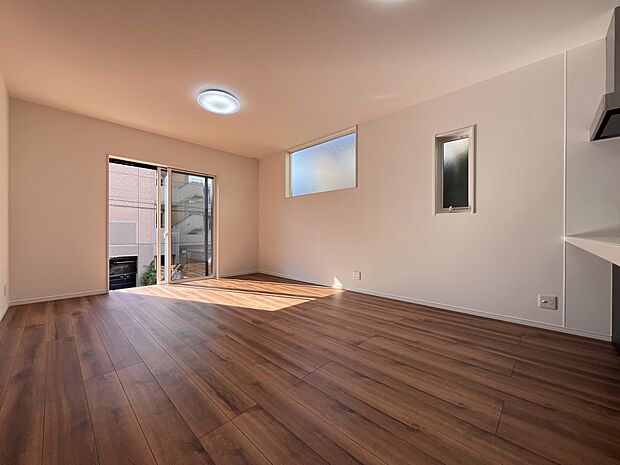 【リビング】LDK19帖 三面採光の開放的な空間 是非現地でご体感ください