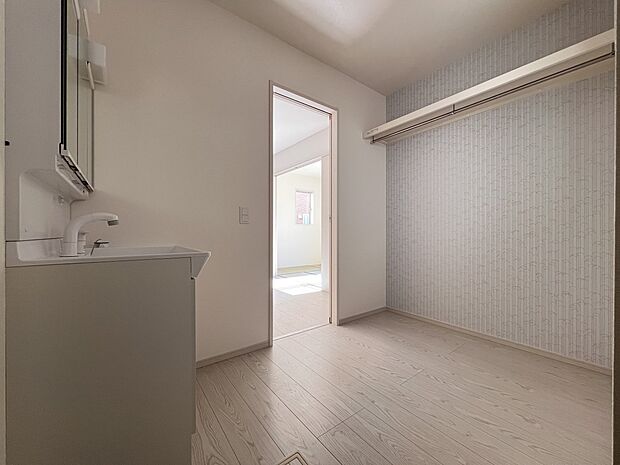 【洗面台・洗面所】ハンガーパイプ付きの収納スペースも完備しております