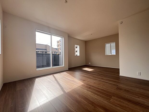 【リビング】家族団らんにピッタリの明るく開放的なリビング!是非現地でご体感ください(1号棟)