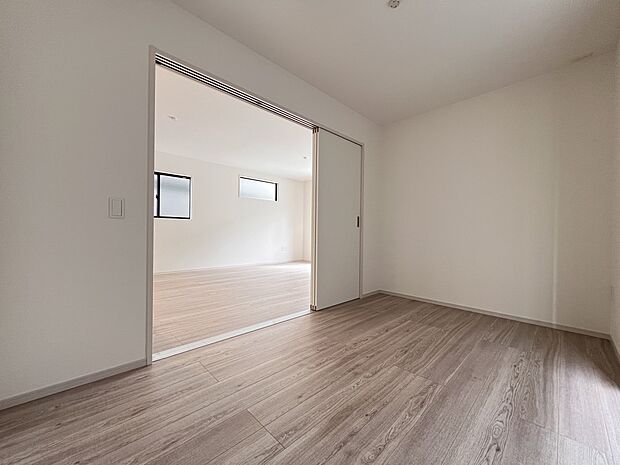 【洋室】洋室5帖 リビング続き間の使い勝手の良いお部屋です(3号棟)