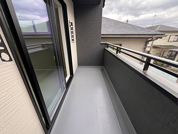 【バルコニー】南向きのバルコニーは陽当たり良好!お洗濯もはかどります(3号棟)