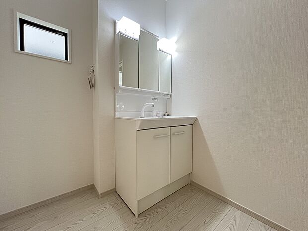 【その他内観】三面鏡仕様の洗面化粧台(同仕様)