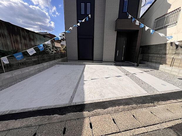 【駐車場】カースペースは並列2台駐車可能です