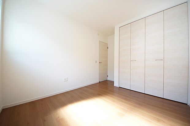 【同仕様写真(その他内観)】洋室6.5帖　全居室2面採光仕様の明るい居宅(2号棟同仕様)