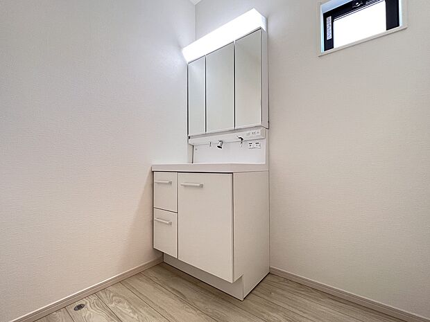 【同仕様写真(その他内観)】トイレは各階にご用意。ウォシュレット機能付き(同仕様)